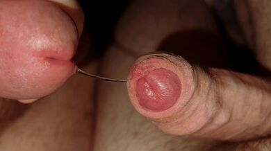 Due studentesse eccitate provano a masturbarsi insieme per la prima volta