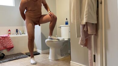 Guardami sborrare sul pavimento mentre ho un dildo nel culo