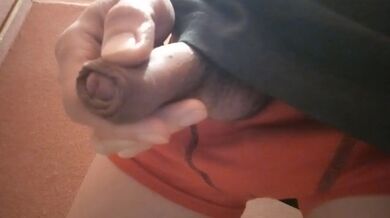 Primi piani del pene di un ragazzo gay che fa pipì a casa con biancheria intima diversa