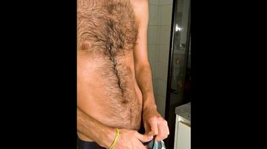 146-Una lontra pelosa latina brasiliana si masturba sotto la doccia