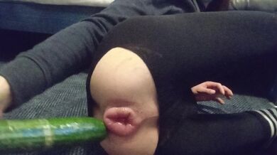 PROFONDAMENTE penetrato il mio buco pomposo e succoso!