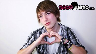 Devon Stevens stuzzica i suoi buchi mentre masturba il suo cazzo