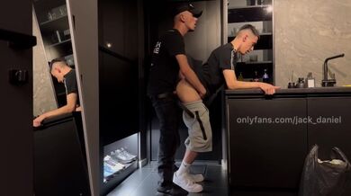 Due vicini hanno scopato mentre le amiche erano al lavoro