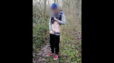 Ragazzo che si masturba e su un sentiero forestale