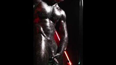 Papà Satana accarezza il suo grosso cazzo per i suoi piccoli demoni. (Speciale Halloween di Troy Daniels)