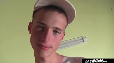 Il ragazzo caldo liscio Tim Law si masturba dal suo grosso cazzo