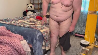 Uomo gay che si asciuga dopo la doccia