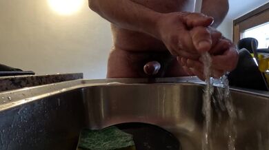 Lavare i piatti con pipì e sperma