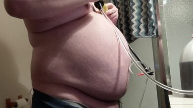 Gonfiaggio della pancia con quasi 2 litri d'acqua