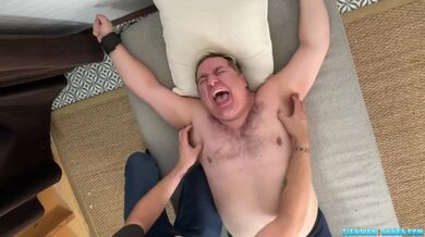 La situazione si è ribaltata sull'orso Matt che viene solleticato da Ryder