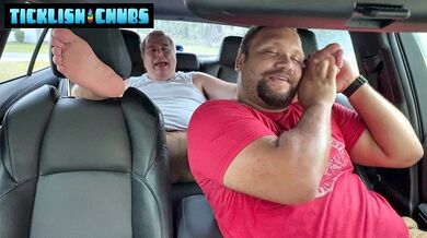 Chub Matt è così felice che Devon annusa i suoi piedi per un breve minuto