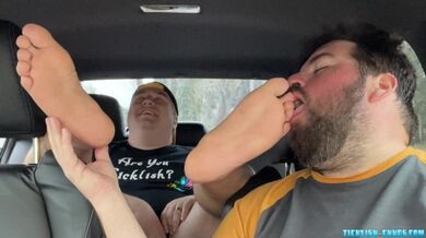 L'orso paffuto Nemo adora e lecca i piedi e le dita dei piedi degli amici