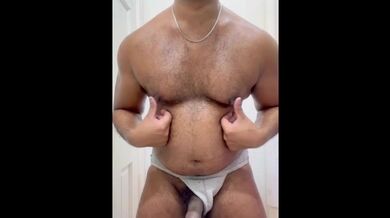 Beefy titpig himbo pompaggio e i suoi capezzoli giganti