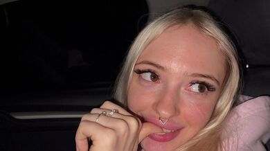 Dolce bionda in autostrada. Sesso in macchina