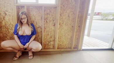 Bionda MILF con grandi tette e occhiali gode di masturbazione esibizionista e discorsi sporchi