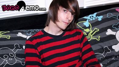 L'arrapato Mikey Red allunga il suo culo stretto con il butt plug