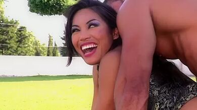 Naomi, 31, enjoys the jacuzzi! - Jacquie et Michel TV