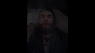 Sigari che fumano indossando blazer in pelle Hypnosmoke