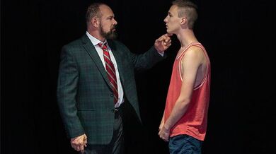 Zac Steele passa la sua iniziazione per essere messo all'asta