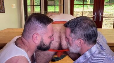 L'uomo d'affari si dà da fare con i colleghi