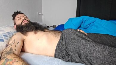 Guy con le palle pelose stava facendo sogni bagnati