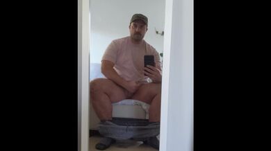 L'orso robusto che indossa un berretto da baseball si masturba e soffia sullo specchio