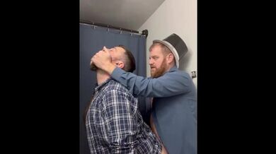 Intrufolarsi nel loro bagno durante una festa per scopare