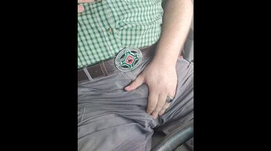 Big Bear Papà All'ora di pranzo si masturba nel suo camioncino