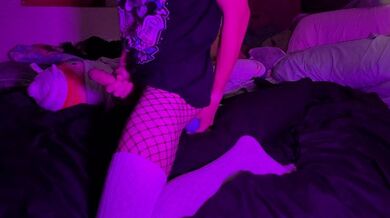 Cute femboy cavalca un grosso dildo mostruoso