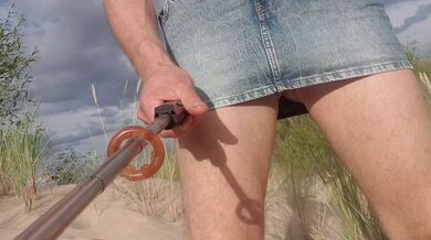Naked sulla spiaggia mi tolgo la gonna. Mostra e gioca con il culo. Poi faccio pipì.