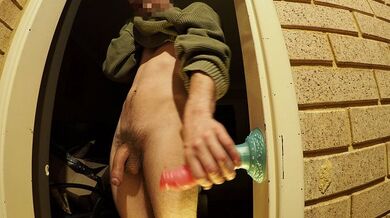 Ragazzo teen solleva la gamba per una dura scopata da solista con un grosso dildo