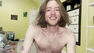 L'impiegato del commercio al dettaglio torna a casa e ha bisogno di venire ora