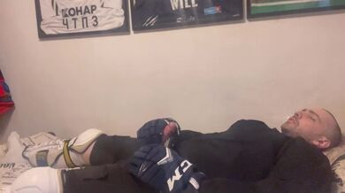 Sborra amatoriale in completo abbigliamento da hockey dopo l'allenamento