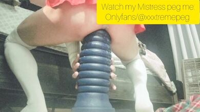 Sissy femboy allenamento anale 101 con enormi dildo.