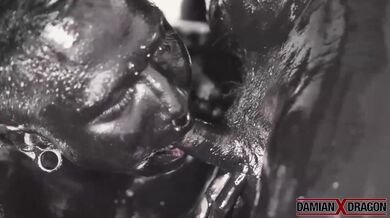 Pierced Yoshi beve Damian Dragon incazzato dopo una scopata cruda