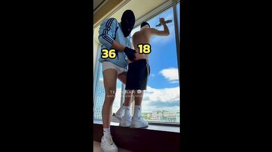 Il grande patrigno mi scopa forte pubblico in hotel attaccato alla finestra scarpe da ginnastica puzzolenti piedi calzini puzzolenti dominazione twink patrigno schiavo adorazione polacco