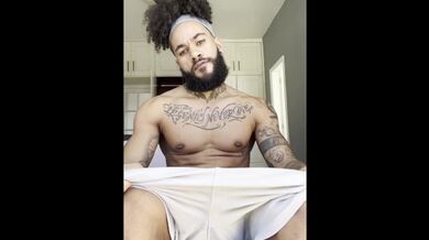 Il muscoloso brasiliano tatuato Andy Rodrigues viene