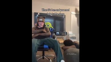 Quando ti arrapi all'1 di notte e hai bisogno dell'aiuto dei tuoi amici