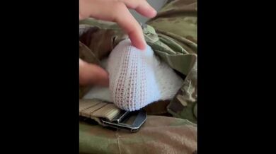 Il soldato dell'esercito si masturba in pantaloncini e mentre indossa una cinghia sotto la sua uniforme militare