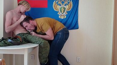 pompino a un soldato in mensa prima di pranzo