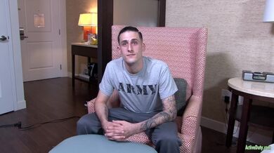 ActiveDuty Alto Dritto Esercito Fratello Si Masturba Il Suo Lungo Cazzo