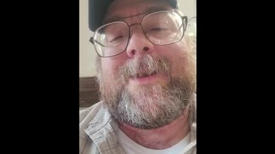 Masturbandosi con lo sperma sulla macchina fotografica