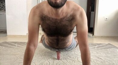 Perfetto gay peloso che gioca da solo nella casa estiva