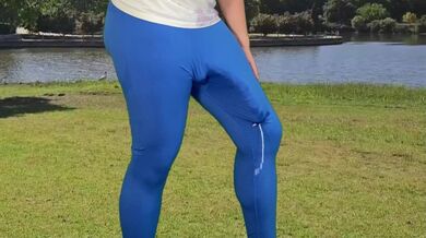 Masturbazione pubblica con un cazzo di 30 cm