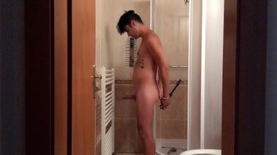 Gonfiaggio della pancia con acqua e aria e masturbazione con la pancia gonfia