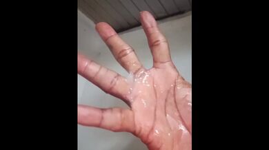 Un altro episodio di piscio e masturbazione che se ne frega di leccare la densa sborra dalla mia mano