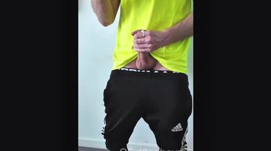 Un ragazzo sportivo ha deciso di alleviare la tensione dopo essere tornato a casa dalla palestra. Masturbazione, tanta sborra