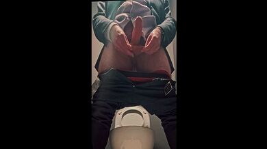 LA MASTURBAZIONE NEL BAGNO PUBBLICO ALIMENTA LA SUA SELVAGGIA USCITA DA SOLISTA