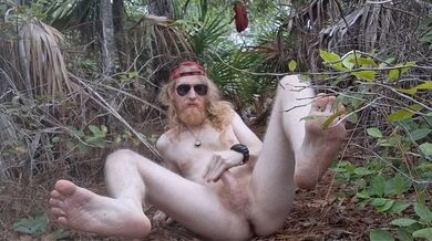 Strisciando a nudo attraverso la foresta fino a un punto segreto per la masturbazione