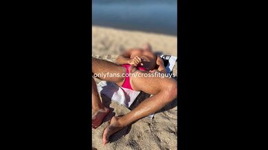 Masturbazione in solitaria al mare con un costume da bagno pieno di cun